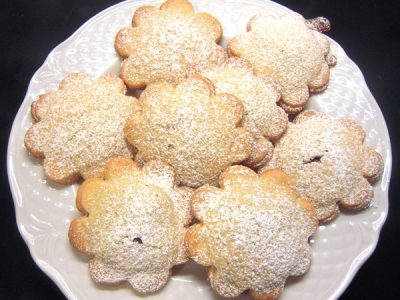biscotti con ripieno di marmellata