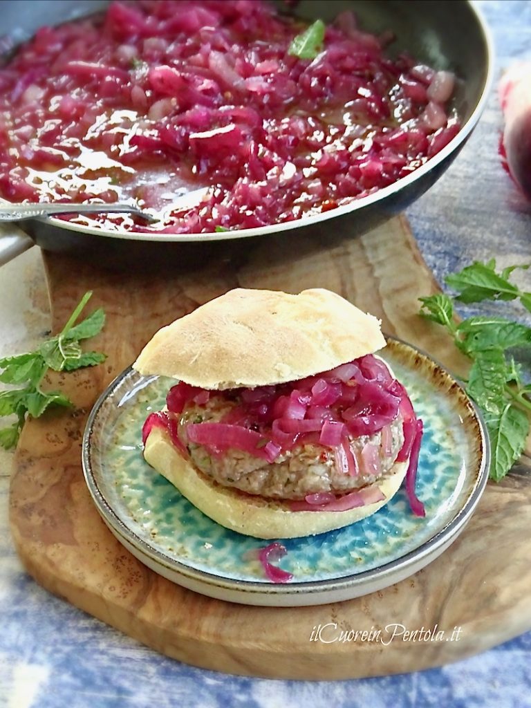 hamburger con cipolle in agrodolce