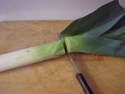 pulire e tagliare il porro