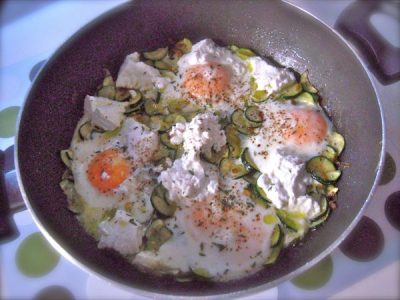 uova all'occhio di bue con zucchine