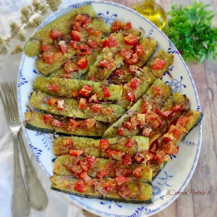 Zucchine gratinate al forno (con pomodori e cipolle ...