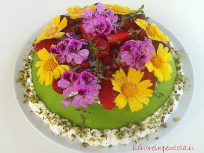 torta con fiori freschi