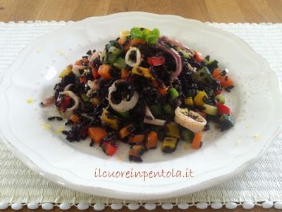 insalata di riso venere con calamari e verdure