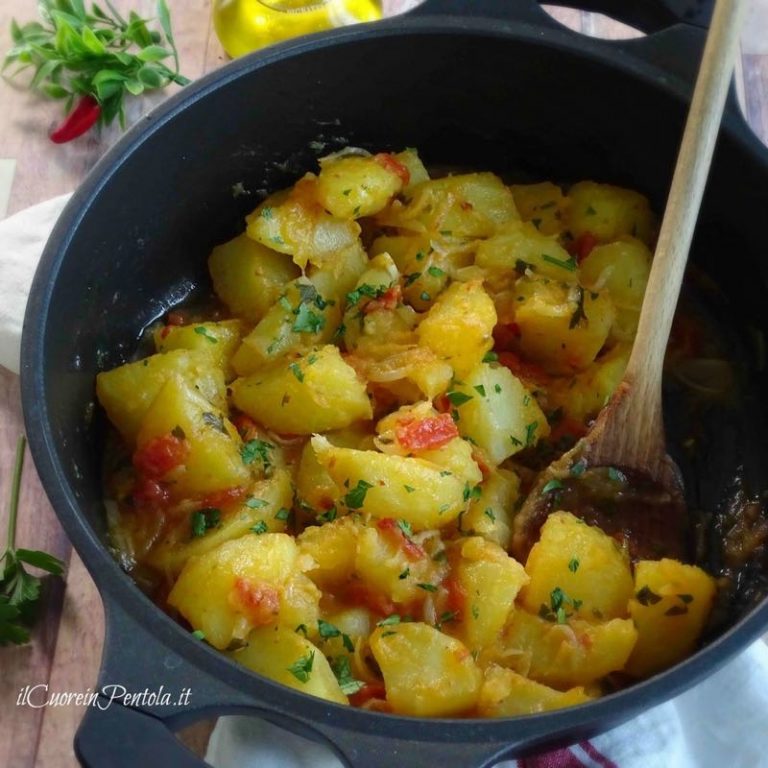 Patate in umido - Ricetta con e senza pomodoro (passo passo)