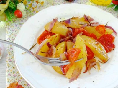 patata al forno con cipolle e pomodori