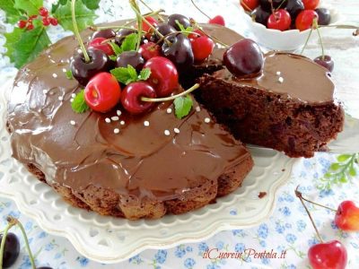 torta con cioccolato e ciliegie fresche