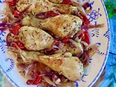 fusi-di-pollo-al-forno-con-cipolle-e-pomodoro