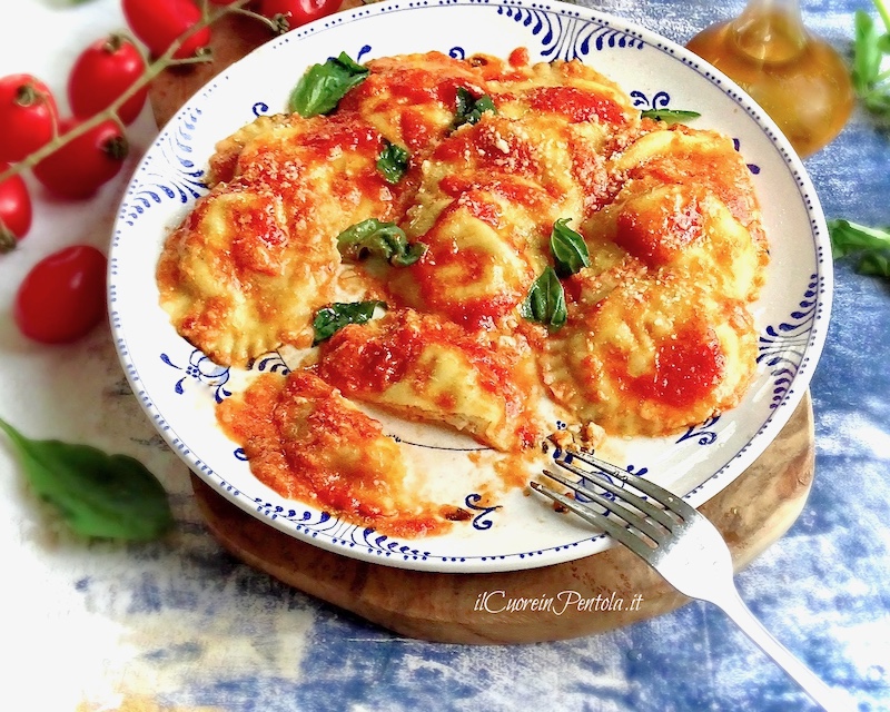 ravioli al sugo di pomodoro