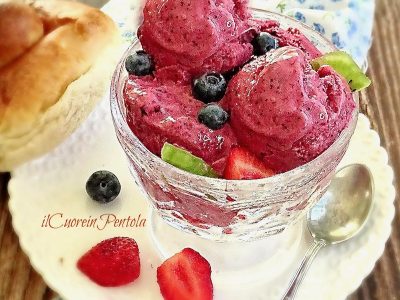 gelato con frutta congelata e yogurt
