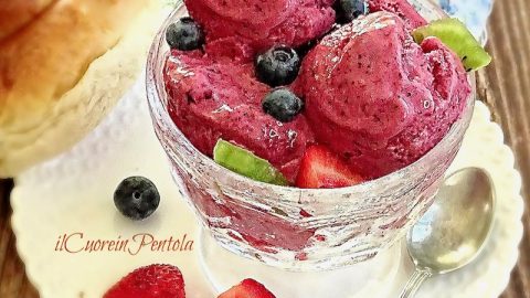 gelato con frutta congelata e yogurt