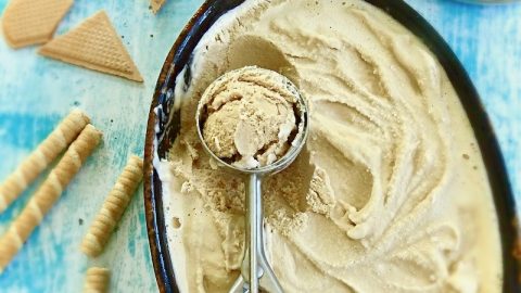 gelato al caffè con gelatiera